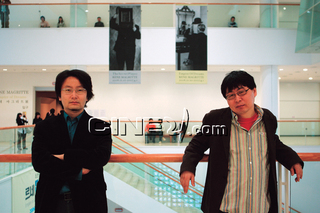 『씨네21』의 정성일·정윤철 대담 기사 사진, 2007년. 사진과 인터뷰는 정성일이 인용한 기록의 자료이지 아도르노의 독일어 원전은 아니다.